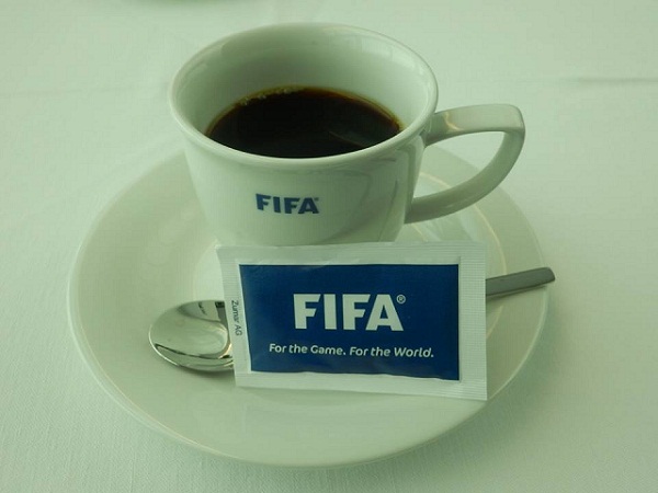 PozaZilei_17_14_La o cafea... FIFA